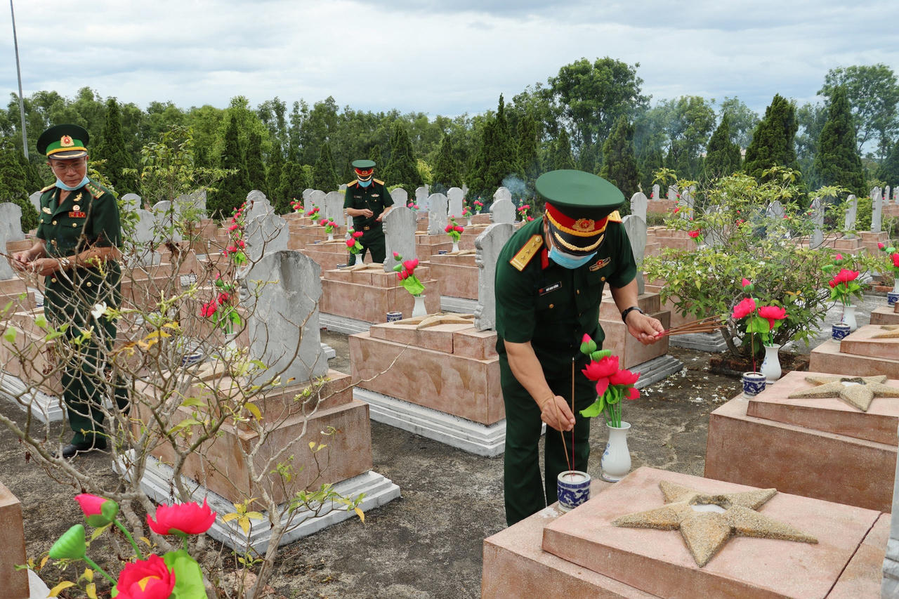 Tri ân người có công với cách mạng nhân dịp kỉ niệm 74 năm Ngày Thương binh - Liệt sỹ