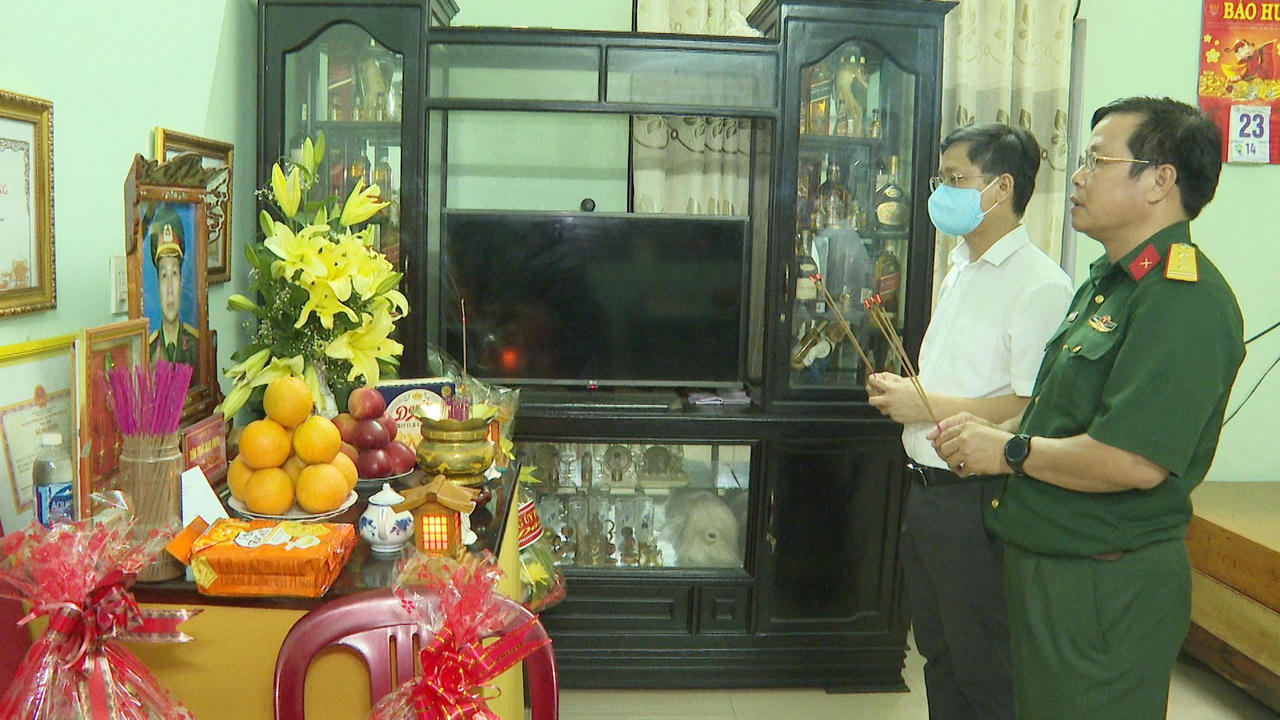 Thăm thân nhân các liệt sĩ hy sinh tại thủy điện Rào Trăng 3