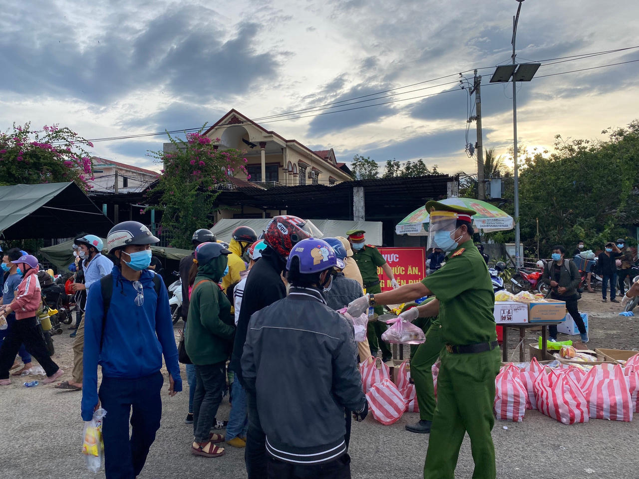 Hỗ trợ tối đa đồng hương ở vùng dịch trở về quê an toàn