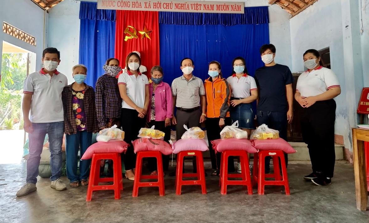 Tiếp sức, chia sẻ khó khăn ở vùng dịch