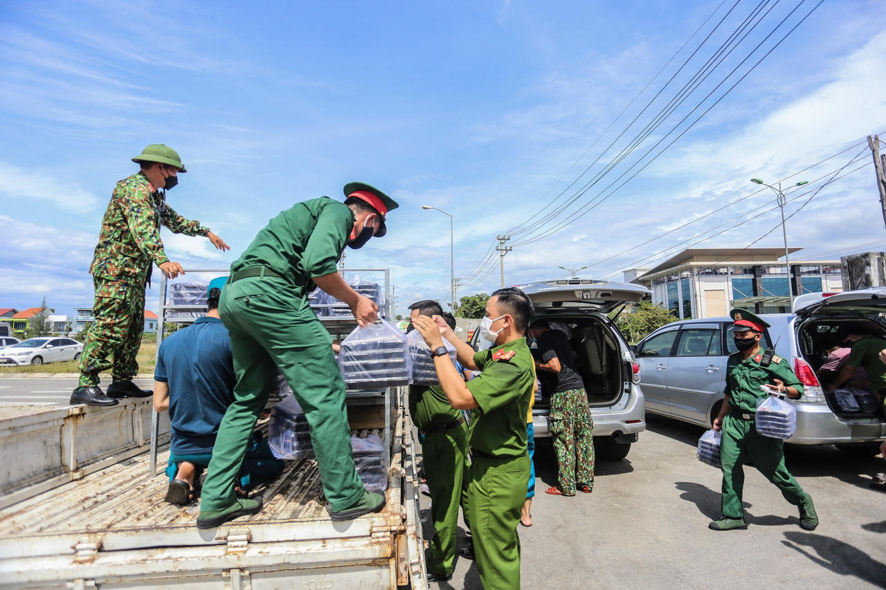 Hàng ngàn suất cơm tặng người dân đang cách ly tập trung