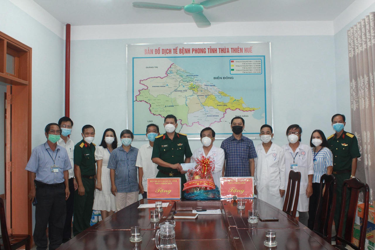 Thăm, tặng quà các lực lượng làm nhiệm vụ tại các bệnh viện dã chiến 