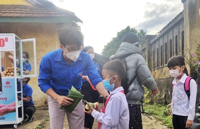 Ấm lòng với “tủ mì 0 đồng” đong đầy yêu thương trên huyện vùng cao A Lưới