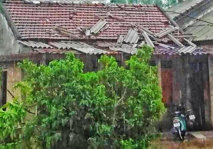 Hơn 20 nhà dân bị tốc mái, khẩn trương di chuyển công nhân ra khỏi thủy điện Rào Trăng 3