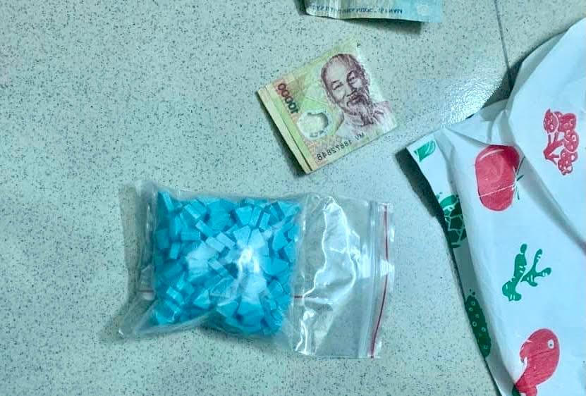 Tàng trữ hàng trăm viên ma túy màu xanh trong ký túc xá trường đại học