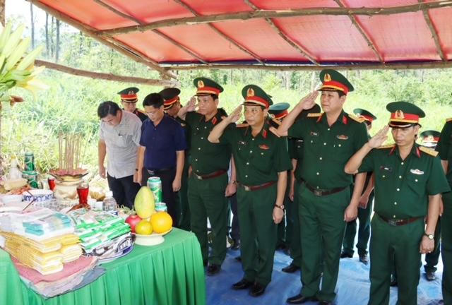 Quân khu 4 dâng hương tưởng niệm 13 liệt sĩ hy sinh tại tiểu khu 67