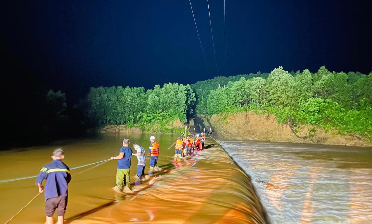 Cứu 3 người dân bị cô lập hơn 15 giờ trong đêm