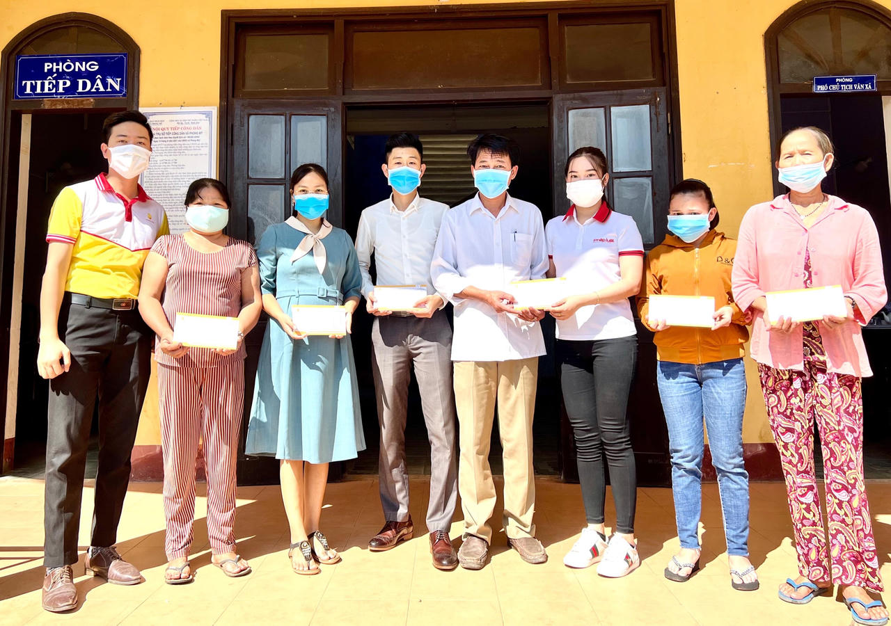 Tặng quà hỗ trợ chính quyền và Nhân dân xã Phong Mỹ bị ảnh hưởng dịch COVID-19 