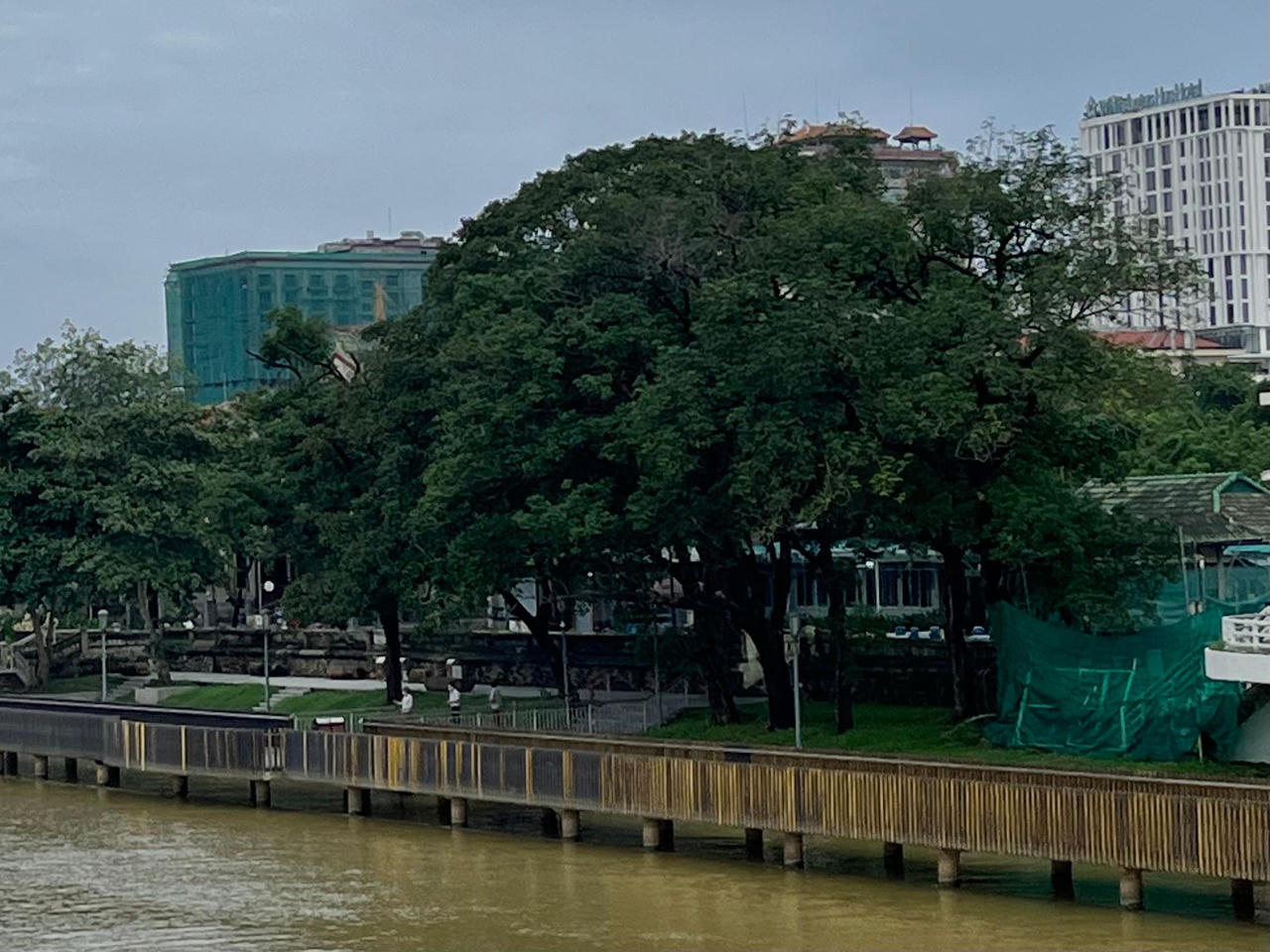 Cầu gỗ lim Huế những tháng ngày “dầm” mưa