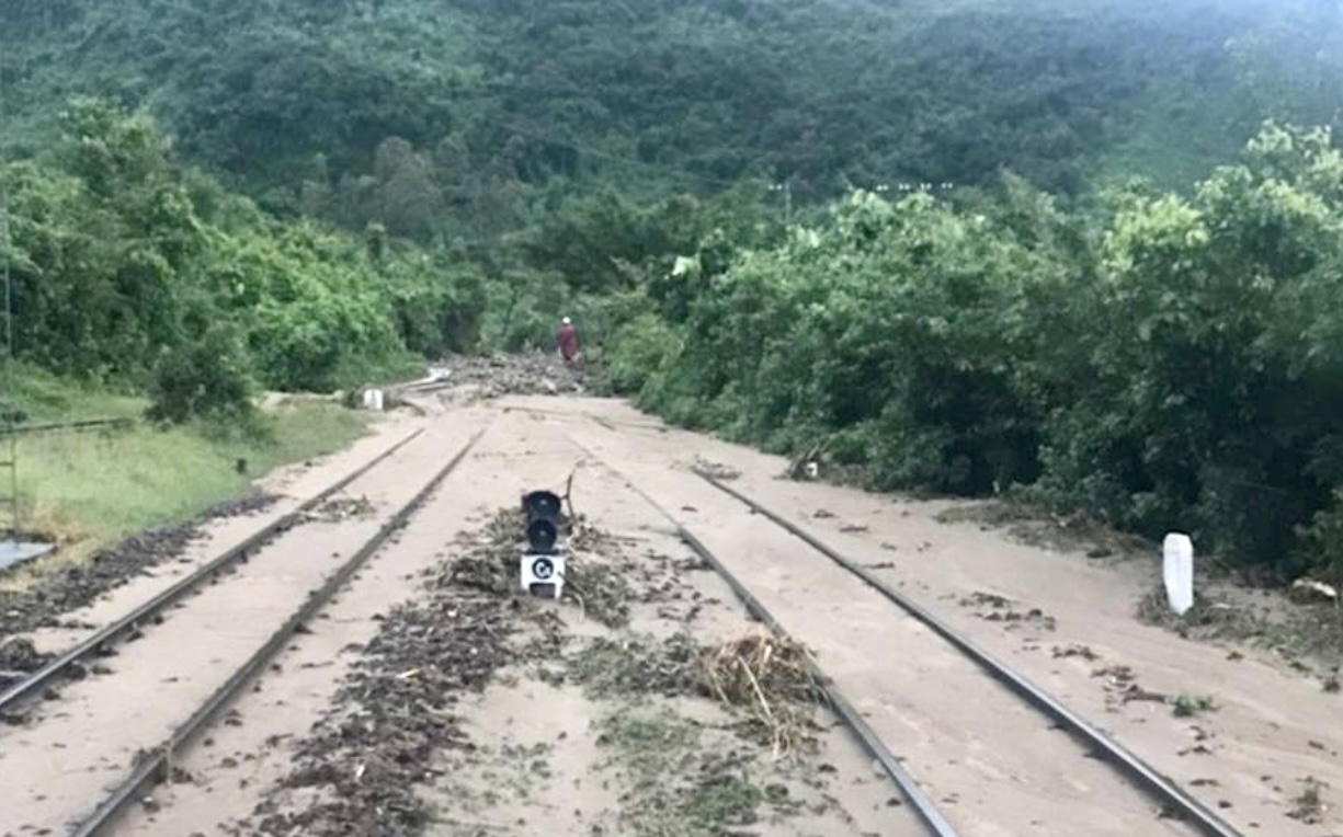 Đường sắt tê liệt do sạt lở, 1.200 hành khách bị mắc kẹt