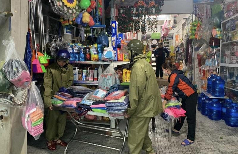 Huế: Lũ dâng cao trong đêm, lực lượng cứu hộ xuyên đêm giúp dân