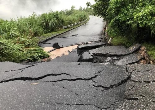 Sạt lún ở Quốc lộ 15D, di dời khẩn 335 người dân, đường lên cửa khẩu La Lay chia cắt