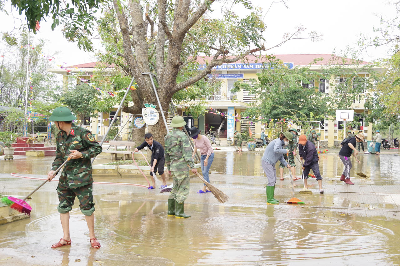 Bộ đội hỗ trợ dọn vệ sinh trường học sau lũ ở Thừa Thiên Huế