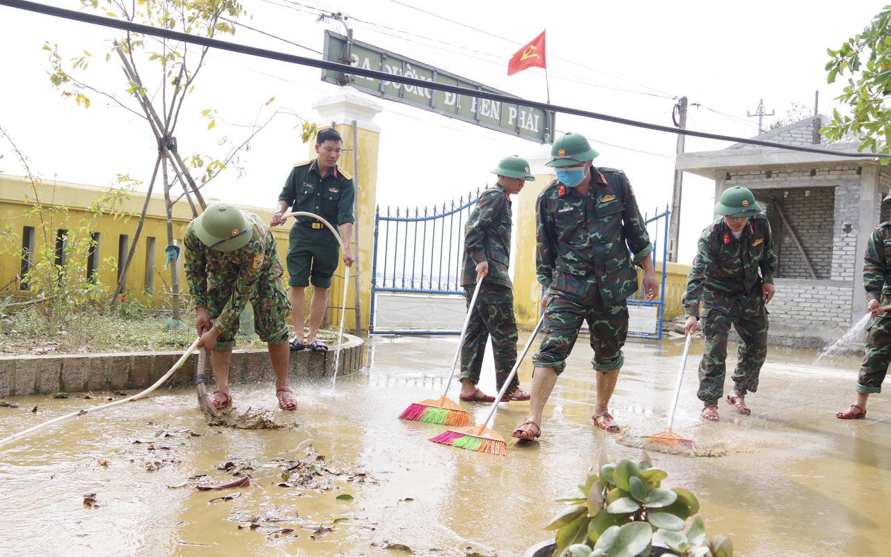 Bộ đội hỗ trợ dọn vệ sinh trường học sau lũ ở Thừa Thiên Huế