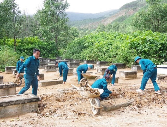 Bộ đội, dân quân Huế giúp dân khắc phục sạt lở tại Nghĩa trang Trường Đồng