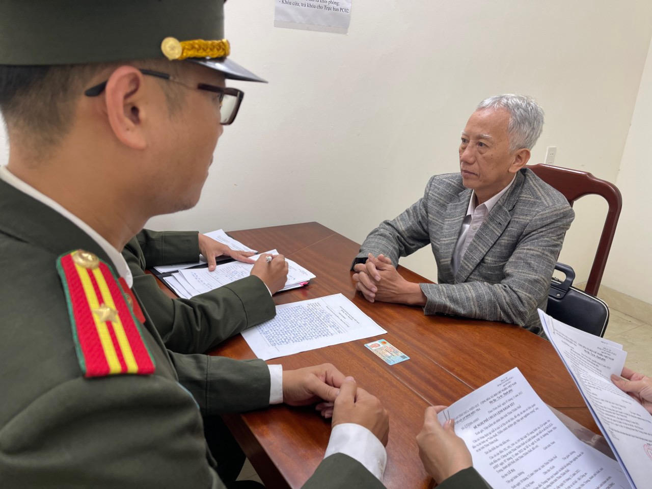 Khai thác tận thu gỗ rừng gây thiệt hại hàng tỷ đồng, 5 đối tượng bị khởi tố