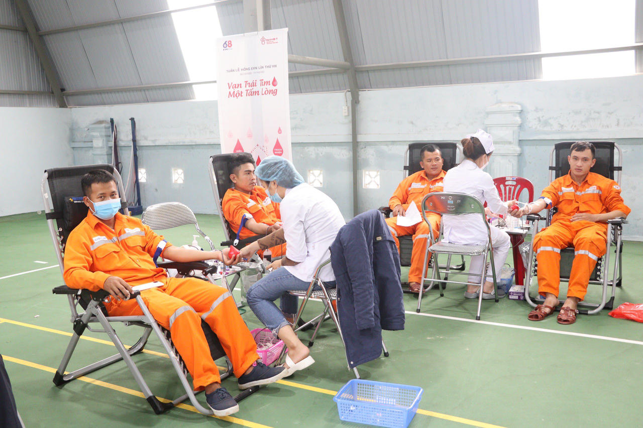 Cán bộ, công nhân viên ngành điện Quảng Bình hưởng ứng “Tuần lễ hồng EVN”