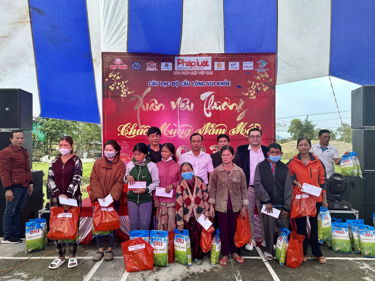 Văn phòng Báo Pháp luật Việt Nam khu vực Bình Trị Thiên mang Tết đến với người nghèo