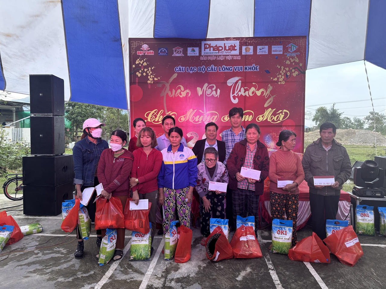 Văn phòng Báo Pháp luật Việt Nam khu vực Bình Trị Thiên mang Tết đến với người nghèo