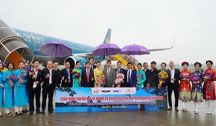 Sân bay cả nước vui từng bừng chào đón khách "xông đất" đầu năm