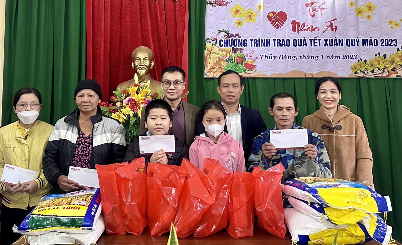 Văn phòng đại diện Báo Pháp luật Việt Nam khu vực Bình Trị Thiên tiếp nối hành trình mang Tết đến với người nghèo