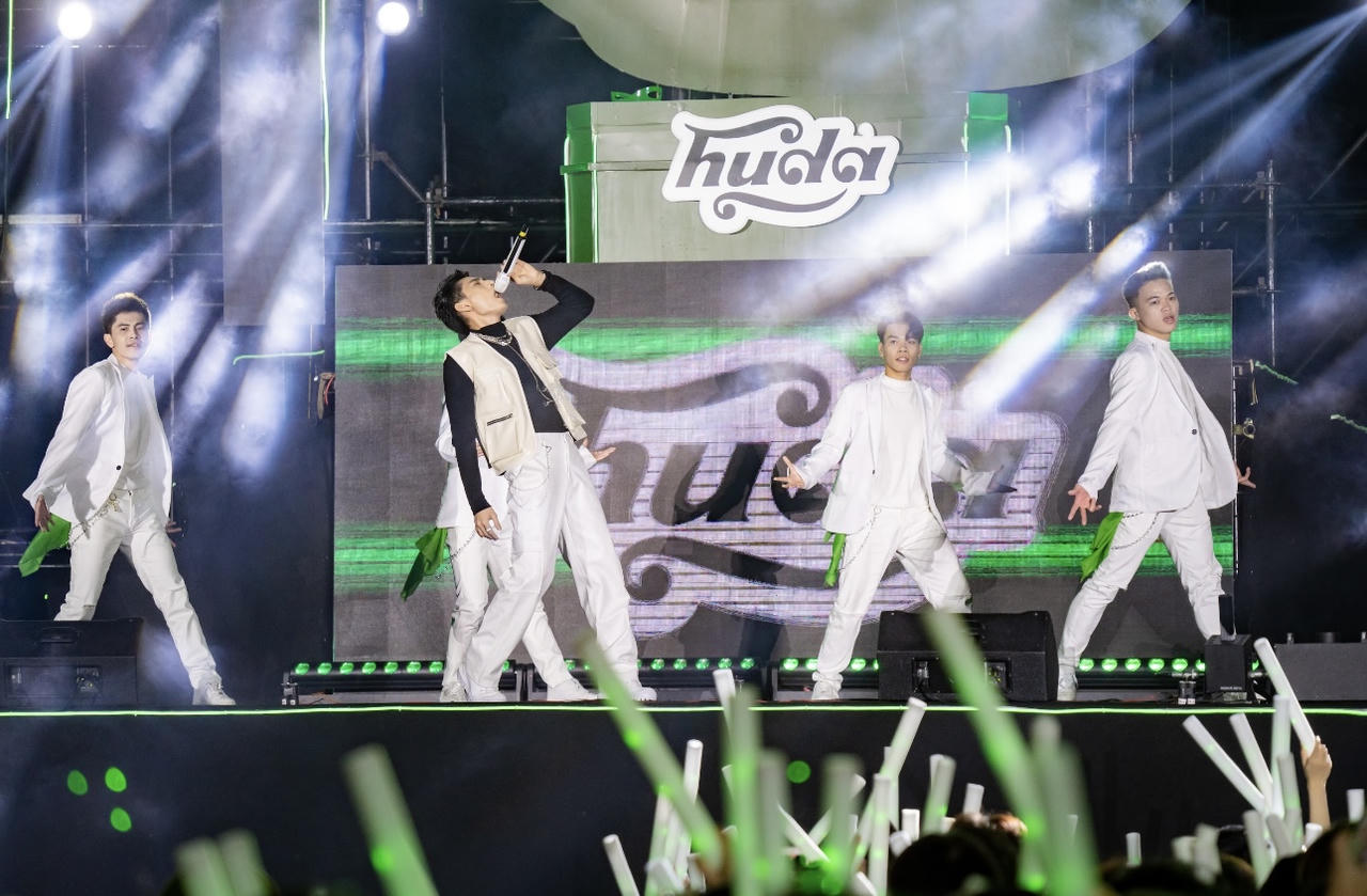 Người dân Quảng Bình tưng bừng đón "Tết lớn bất ngờ" cùng Huda