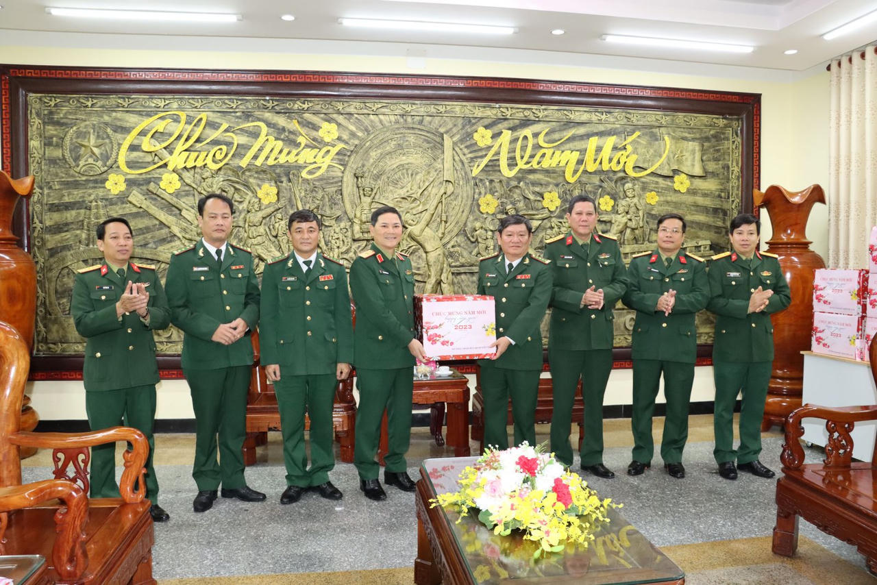 Thứ trưởng Bộ Quốc phòng Hoàng Xuân Chiến thăm, chúc tết lực lượng vũ trang Thừa Thiên Huế