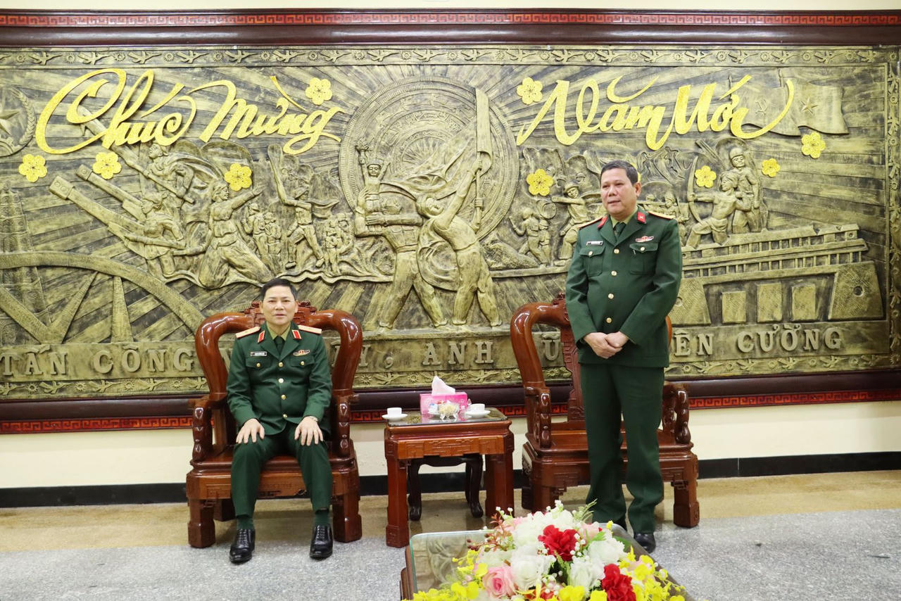 Thứ trưởng Bộ Quốc phòng Hoàng Xuân Chiến thăm, chúc tết lực lượng vũ trang Thừa Thiên Huế