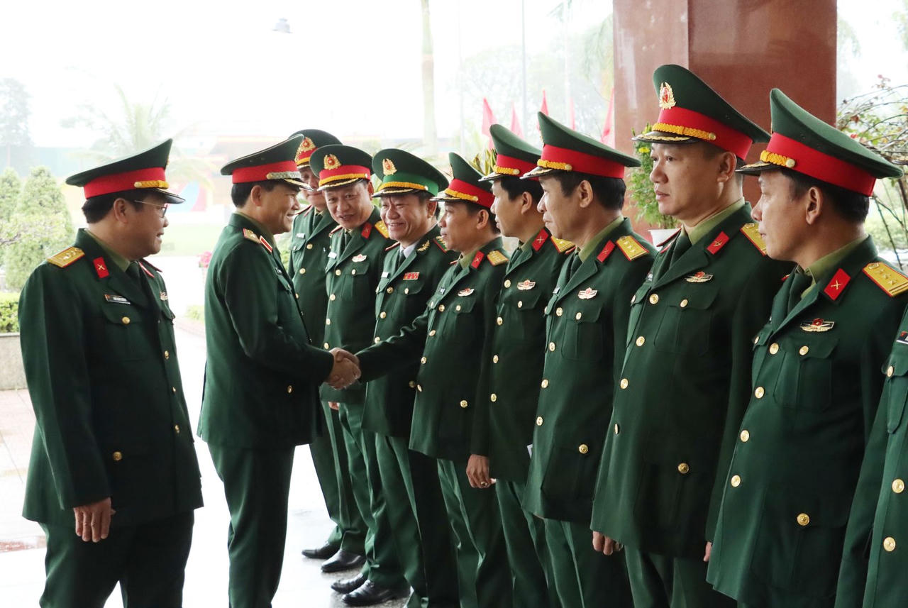 Thứ trưởng Bộ Quốc phòng Hoàng Xuân Chiến thăm, chúc tết lực lượng vũ trang Thừa Thiên Huế