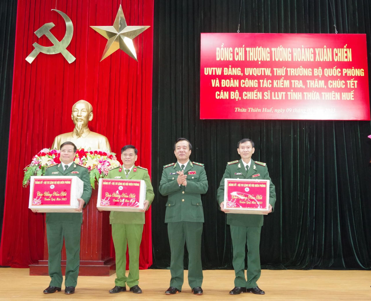 Thứ trưởng Bộ Quốc phòng Hoàng Xuân Chiến thăm, chúc tết lực lượng vũ trang Thừa Thiên Huế