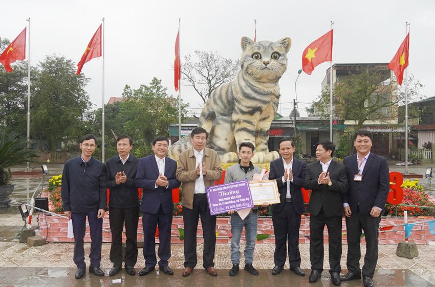 Khen thưởng người tạo hình 'hoa hậu mèo' ở Quảng Trị