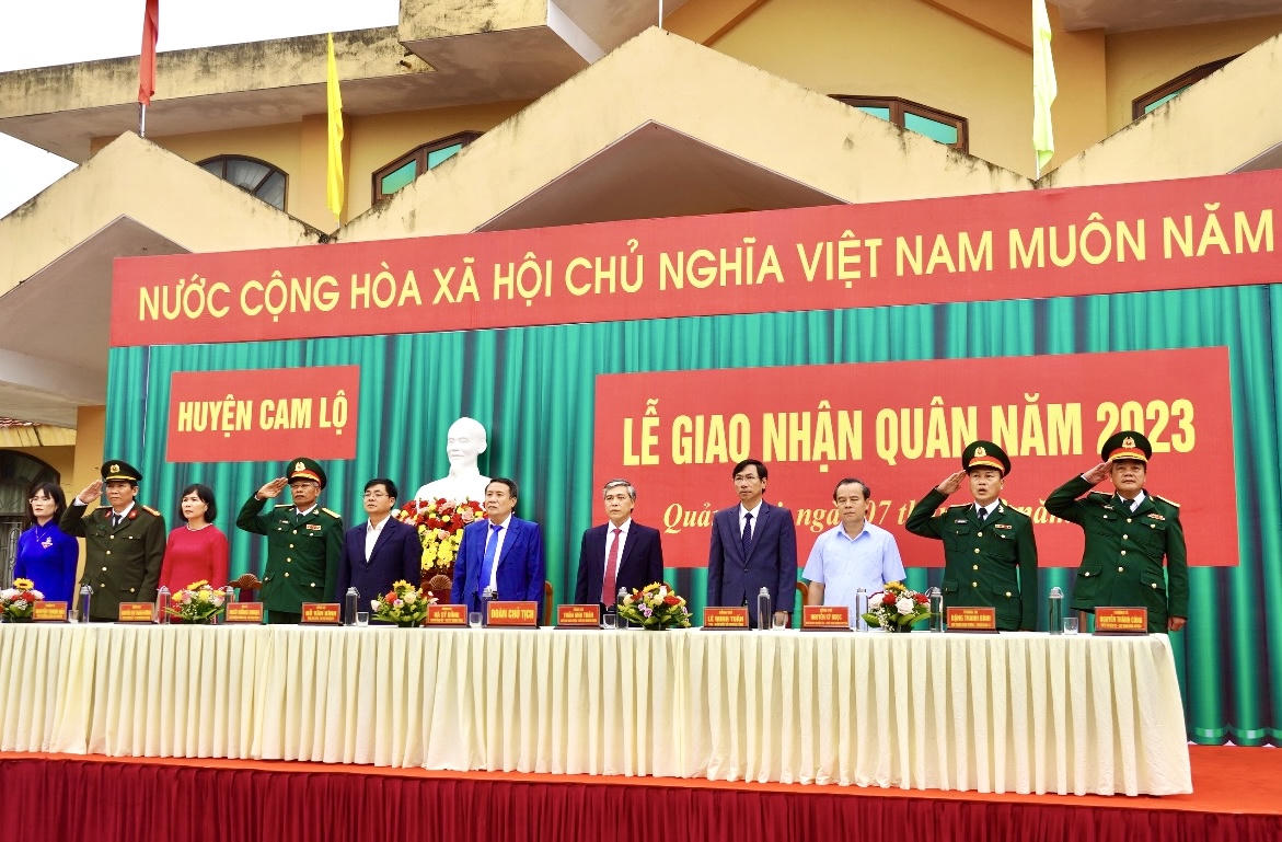 950 thanh niên Quảng Trị hăng hái lên đường nhập ngũ