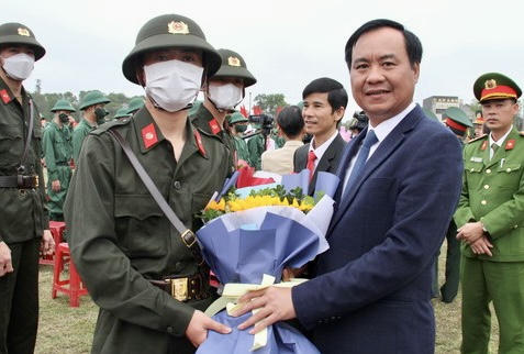 950 thanh niên Quảng Trị hăng hái lên đường nhập ngũ