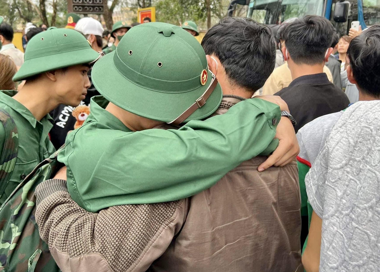 950 thanh niên Quảng Trị hăng hái lên đường nhập ngũ