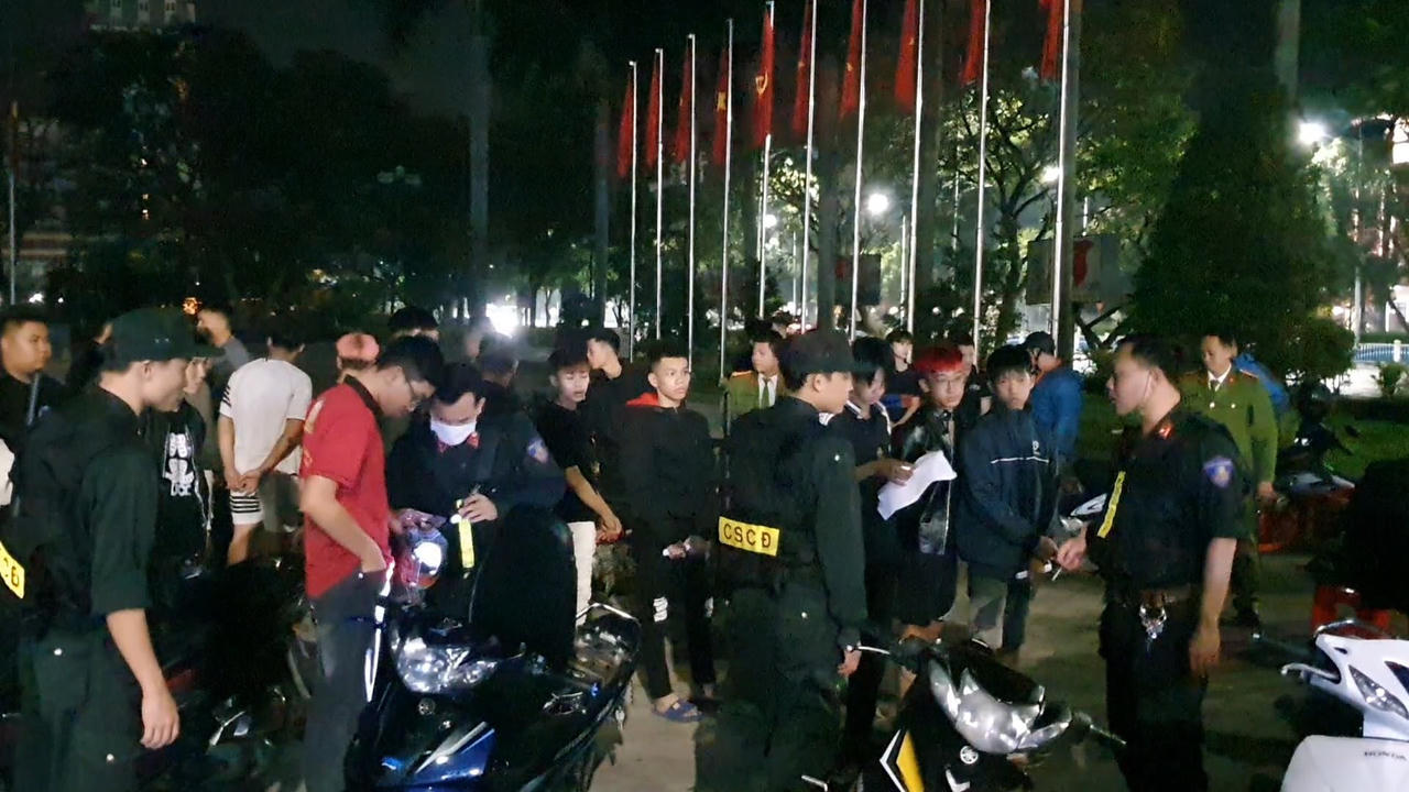 Huế: Tạm giữ 14 đối tượng chạy xe lạng lách, khiêu khích cảnh sát cơ động