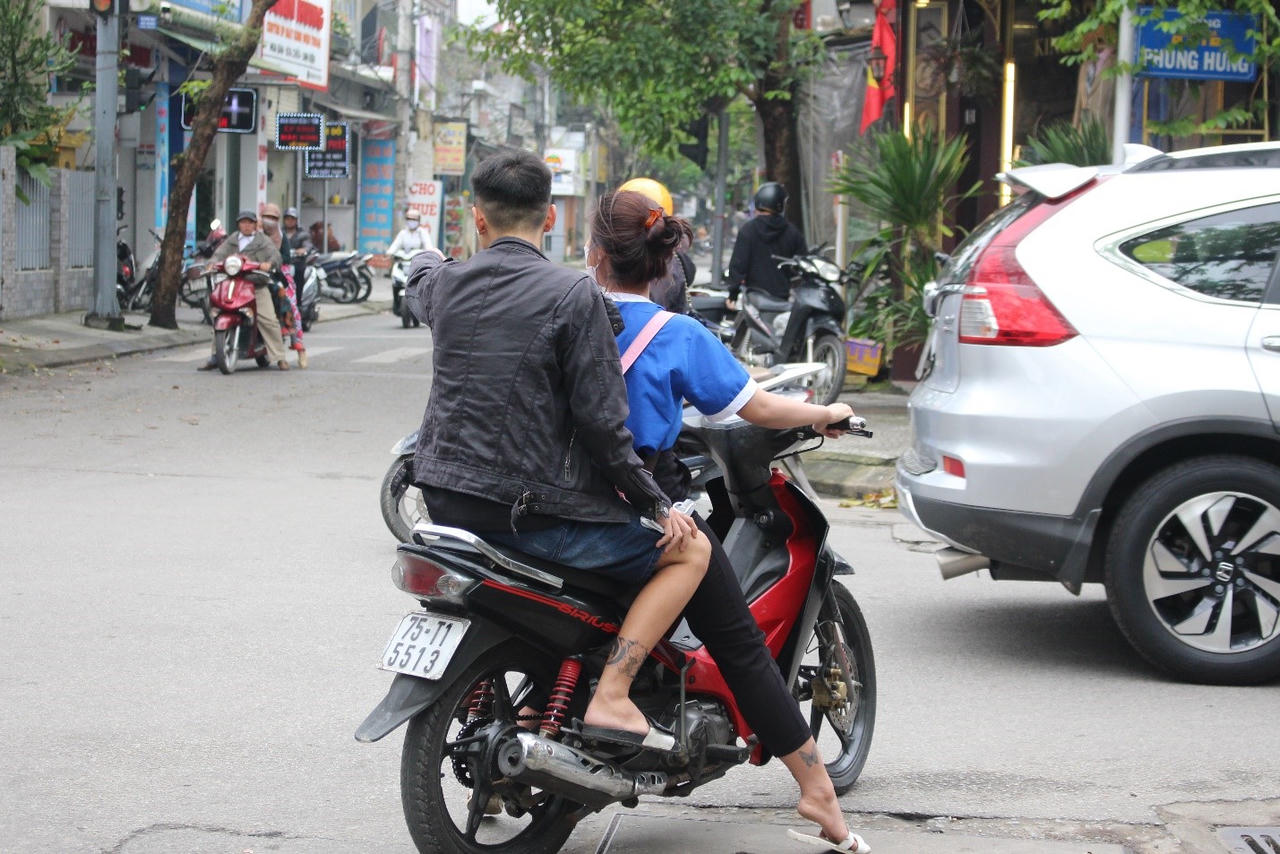 "Đầu trần" thoải mái tham gia giao thông trong nội thành Huế