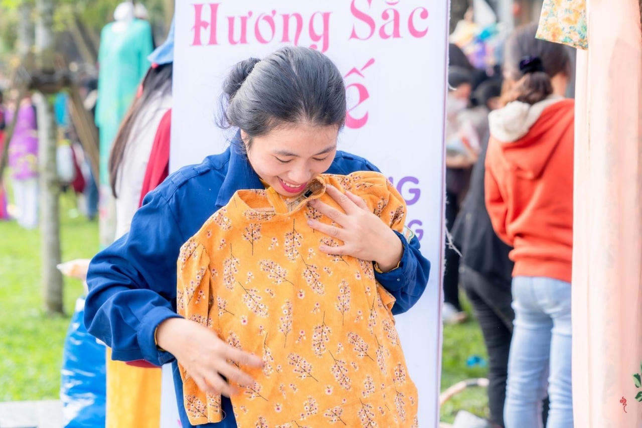 Gian hàng 0 đồng “1.000 áo dài – Trao tặng yêu thương”