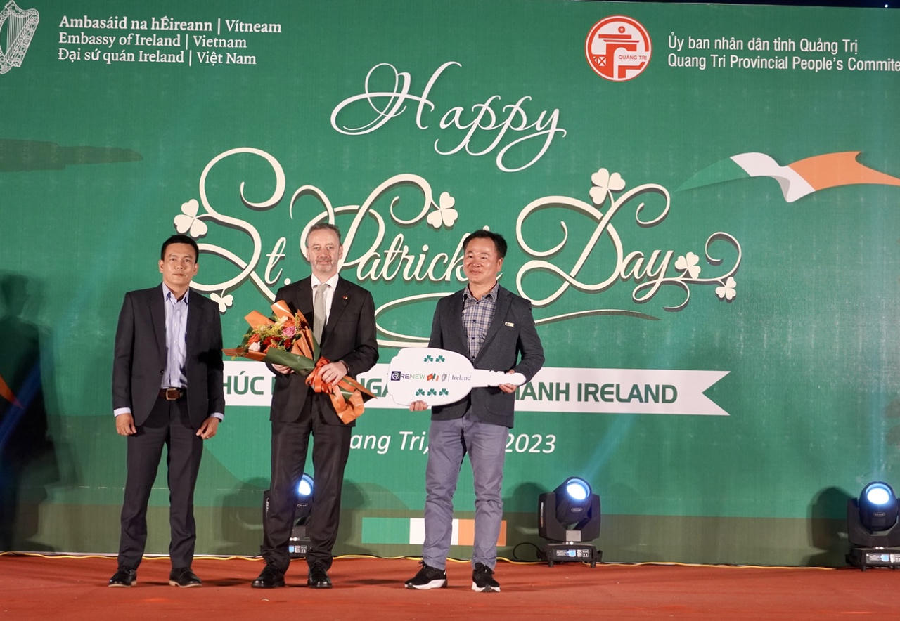 'Nhuộm xanh' cầu Hiền Lương nhân kỷ niệm 27 năm thiết lập quan hệ ngoại giao Việt Nam – Ireland