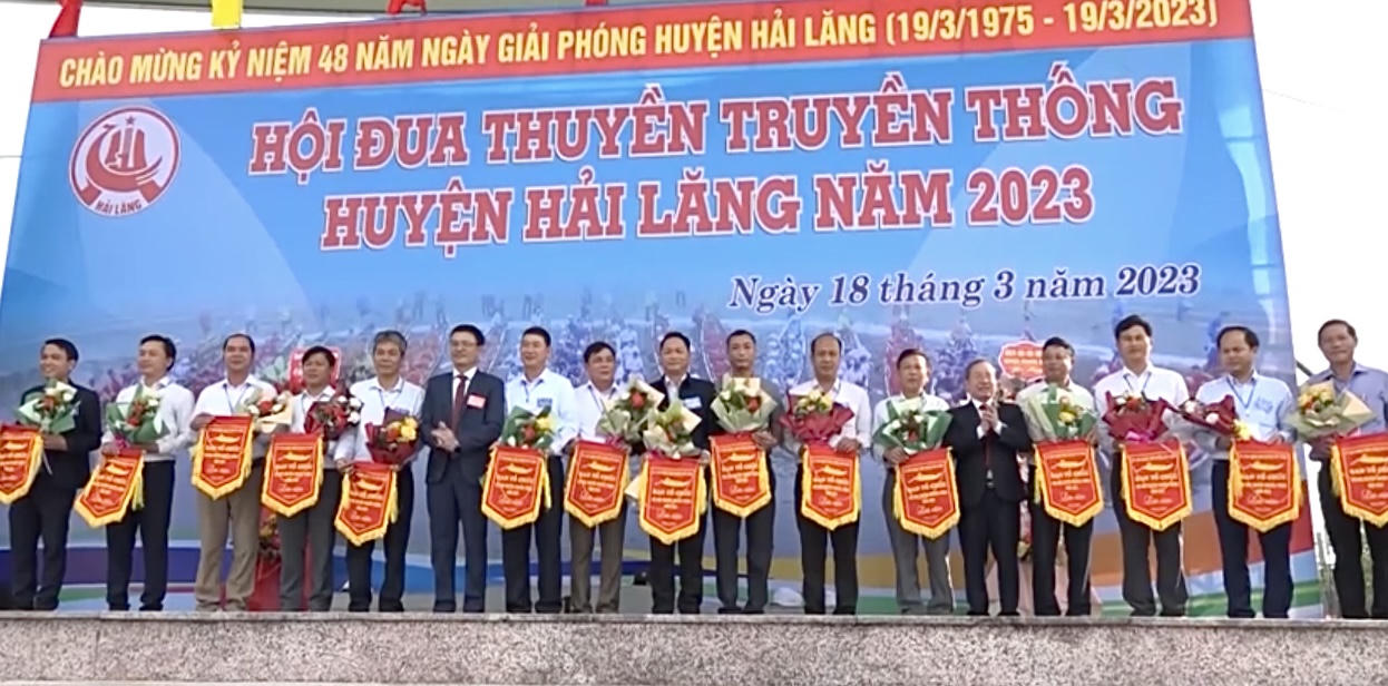 Tưng bừng lễ hội đua thuyền truyền thống ở Hải Lăng