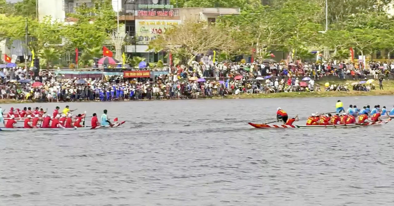 Tưng bừng lễ hội đua thuyền truyền thống ở Hải Lăng