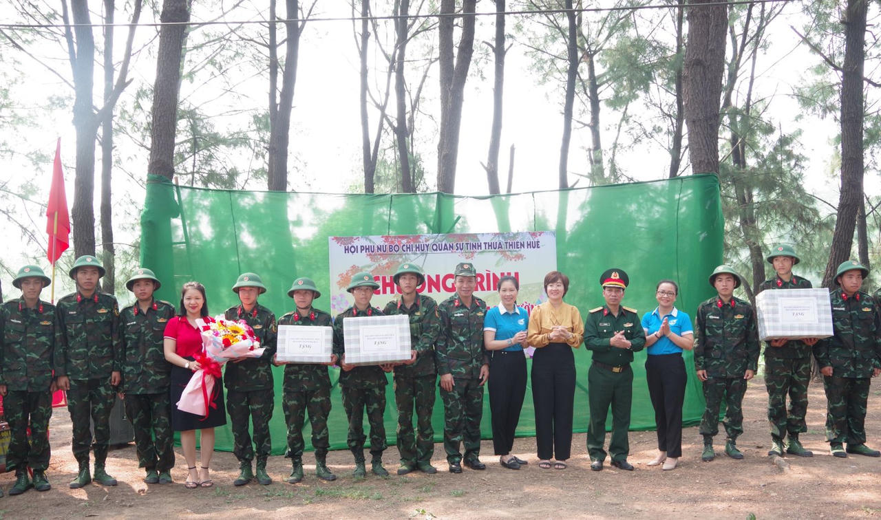 Trao gửi yêu thương trên thao trường huấn luyện