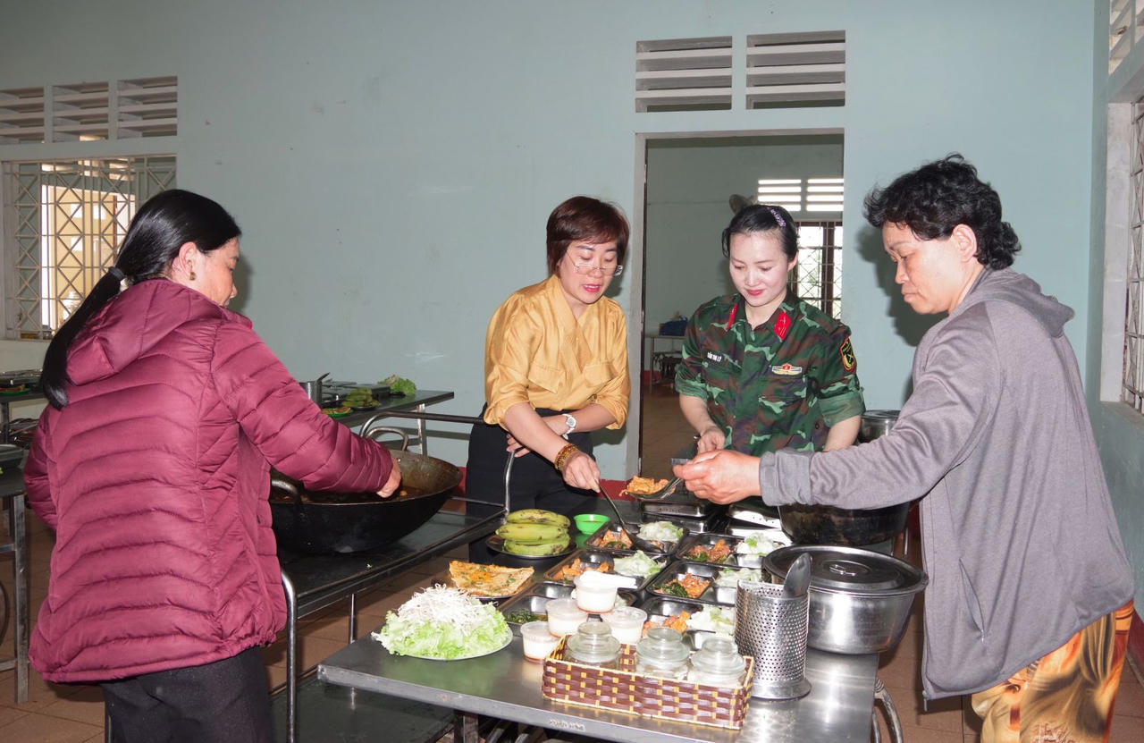 Trao gửi yêu thương trên thao trường huấn luyện