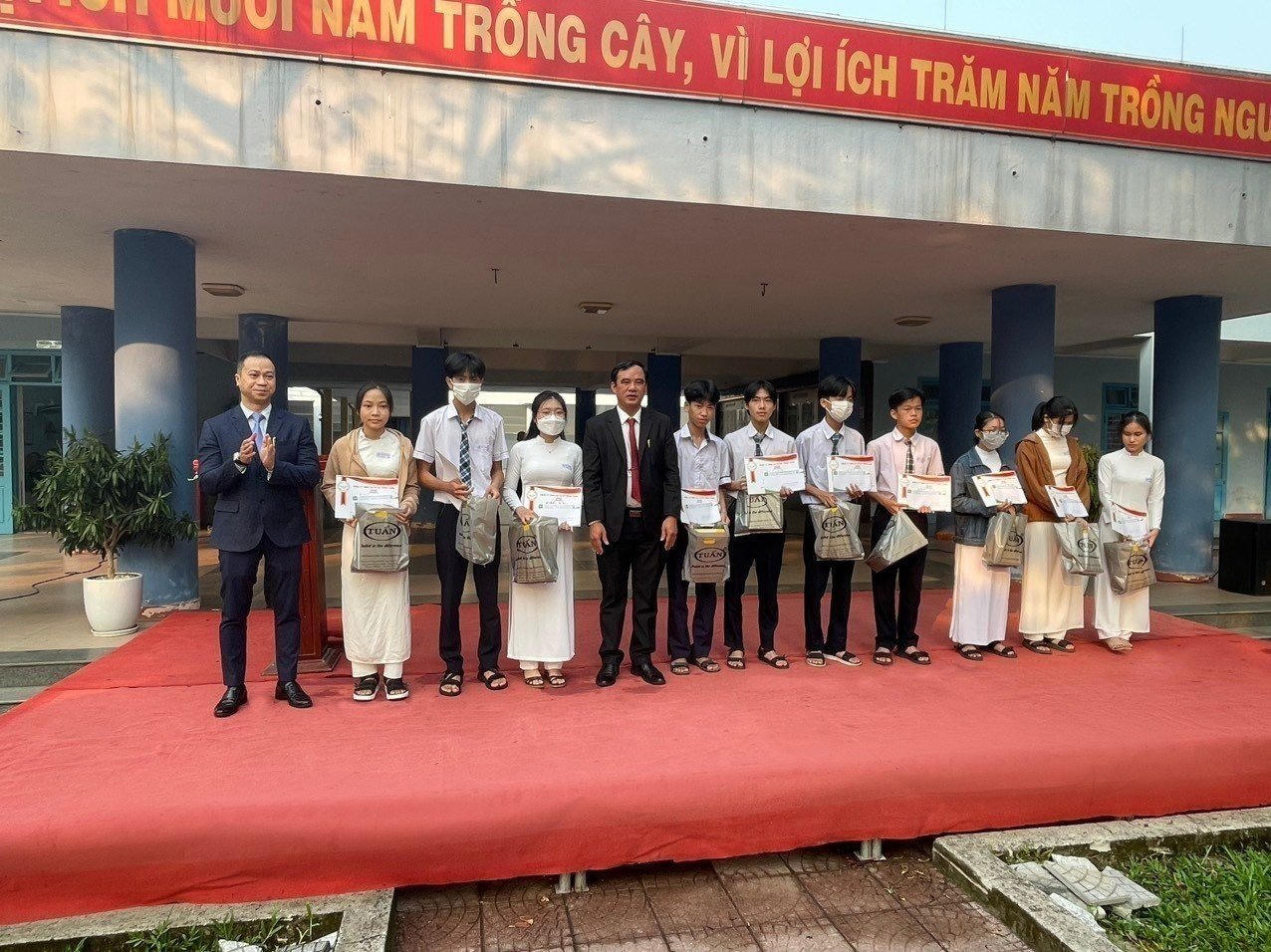 Công ty TNHH sản xuất TMDV Đăng Tuấn trao hàng trăm suất học bổng cho học sinh nghèo