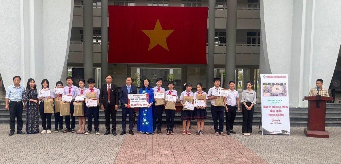 Công ty TNHH sản xuất TMDV Đăng Tuấn trao hàng trăm suất học bổng cho học sinh nghèo