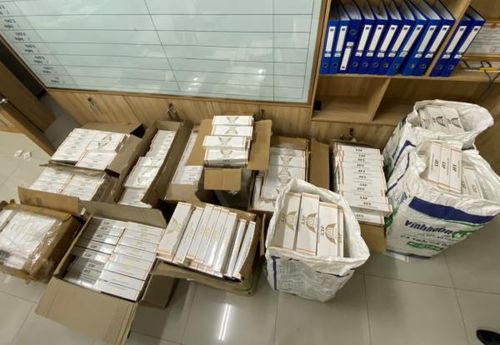 Bắt quả tang xe khách chở gần 10.000 gói thuốc lá lậu