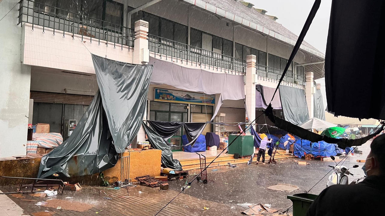 Lốc xoáy ở Quảng Trị khiến hơn 2.700 ha lúa ngã đổ, nhà dân bị tốc mái