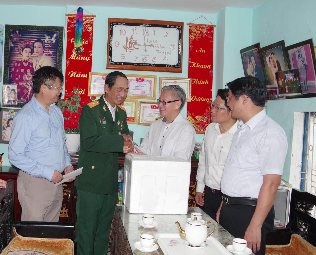 Ban Đối ngoại Trung ương Lào thăm, tặng quà các gia đình chính sách tại Thừa Thiên Huế