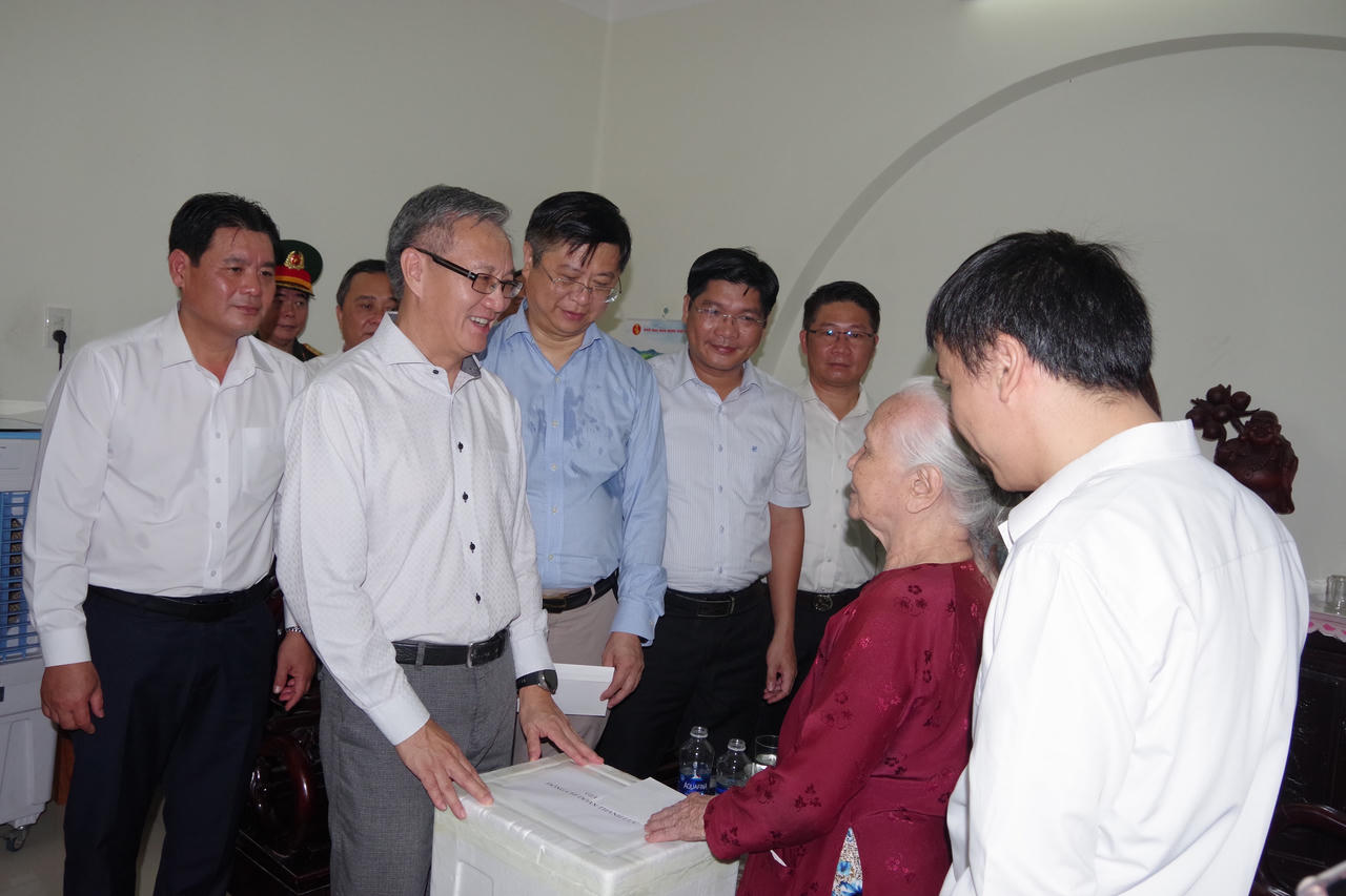 Ban Đối ngoại Trung ương Lào thăm, tặng quà các gia đình chính sách tại Thừa Thiên Huế