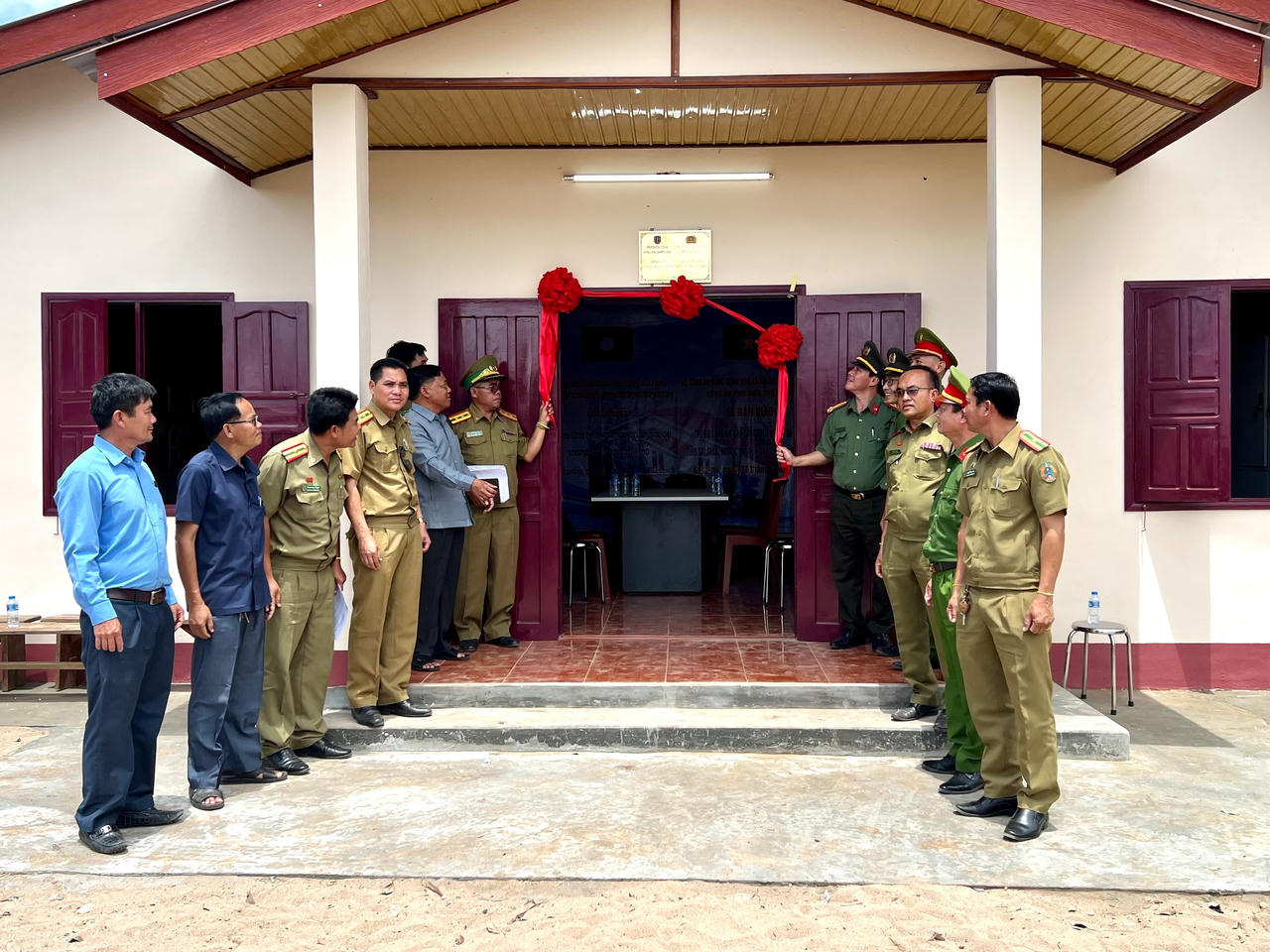 Bàn giao 3 trụ sở làm việc cho Công an nước bạn Lào