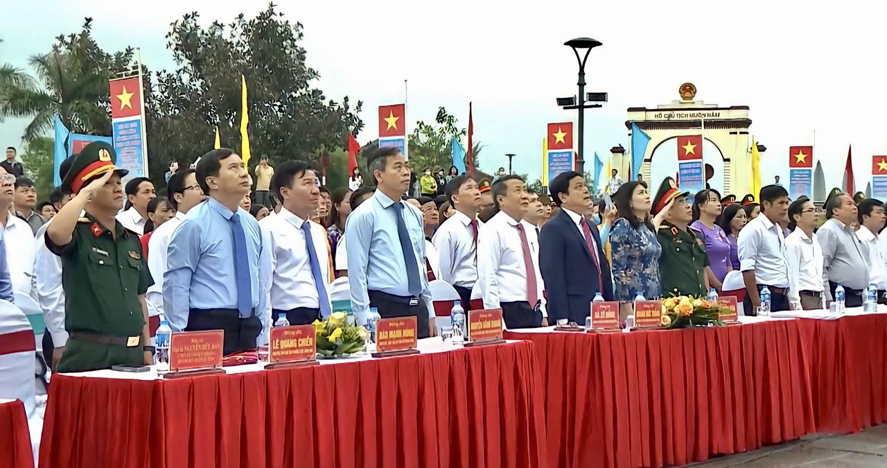 Trang trọng, uy nghiêm Lễ thượng cờ 'Thống nhất non sông'